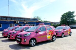 quang-cao-tren-xe-taxi-Hoang-Anh