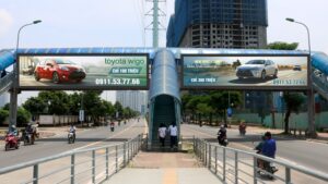 quang-cao-tren-cau-vuot-di-bo-1