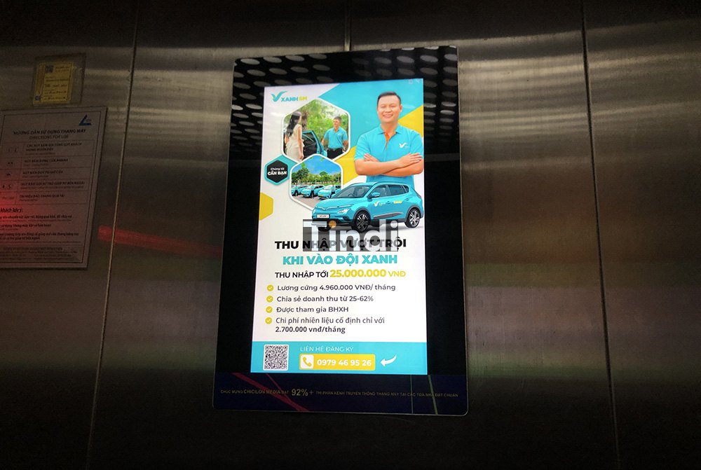 Màn hình Frame được lắp đặt bên trong thang máy.