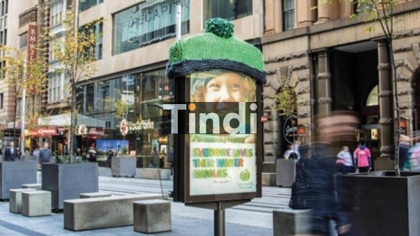 Woolworths gây ấn tượng khi đội mũ len cho biển quảng cáo