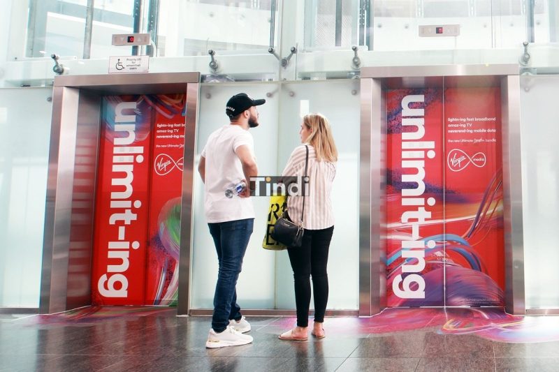 Hình thức quảng cáo dán cửa thang máy thu hút lượng người xem đông đảo.