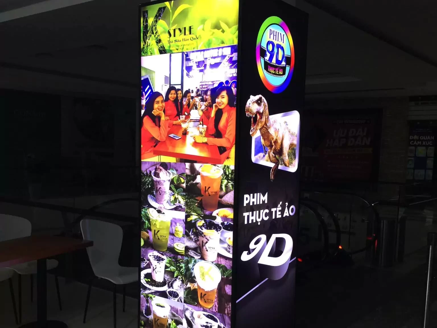 Biển hộp đèn quảng cáo có hệ thống chiếu sáng nổi bật vào ban đêm.