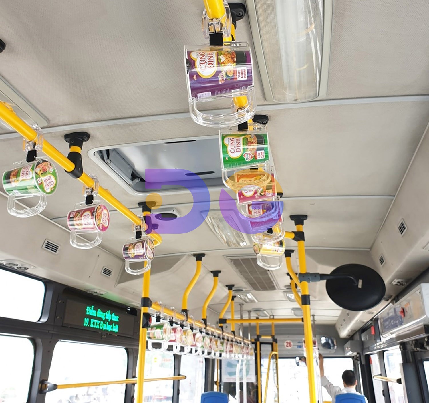 Tay cầm xe buýt được biến tấu thành những ly mỳ vô cùng sáng tạo